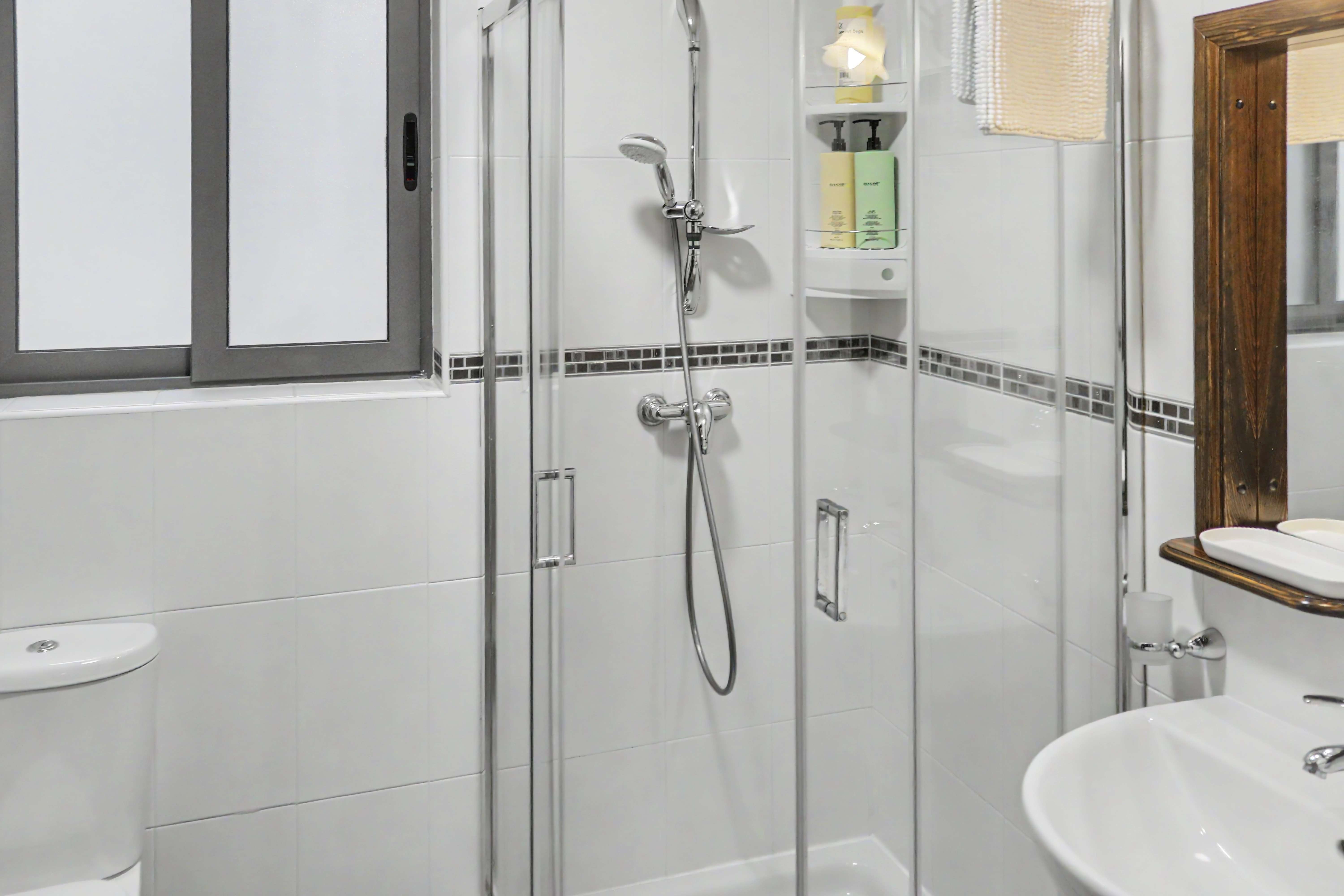 Modern bathroom glass shower
